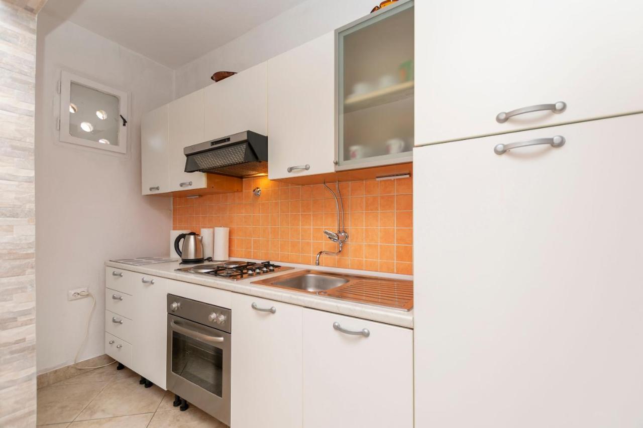 Apartments Milica Каштела Экстерьер фото